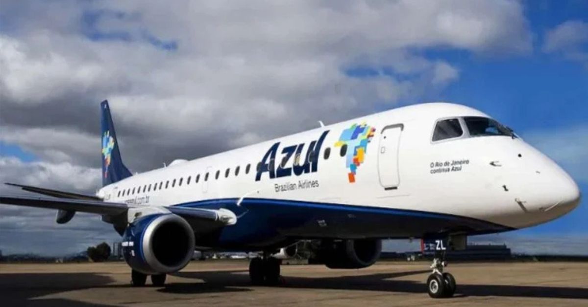 A imagem mostra um avião da Azul para representar a Recuperação judicial da Azul