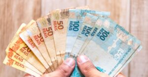 A imagem mostra notas de real para representar o Dinheiro esquecido do Banco Central soma R$ 9,1 bilhões