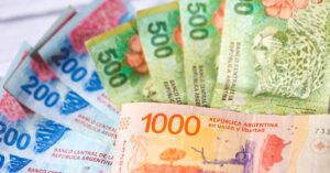 A imagem mostra pesos argentinos para representar a inflação argentina em abril