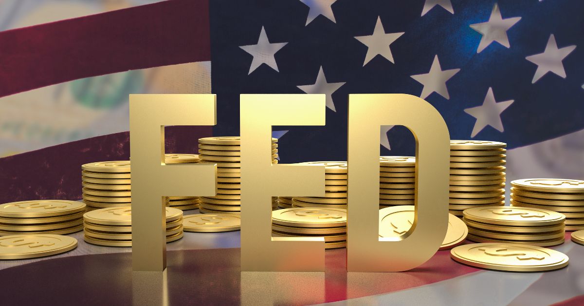 A imagem mostra a palavra FED e a bandeira dos EUA ao fundo para representar o Cenário tarifário nos EUA