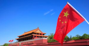 A imagem mostra a bandeira da China e um monumento turístico para representar a China e Sudeste Asiático
