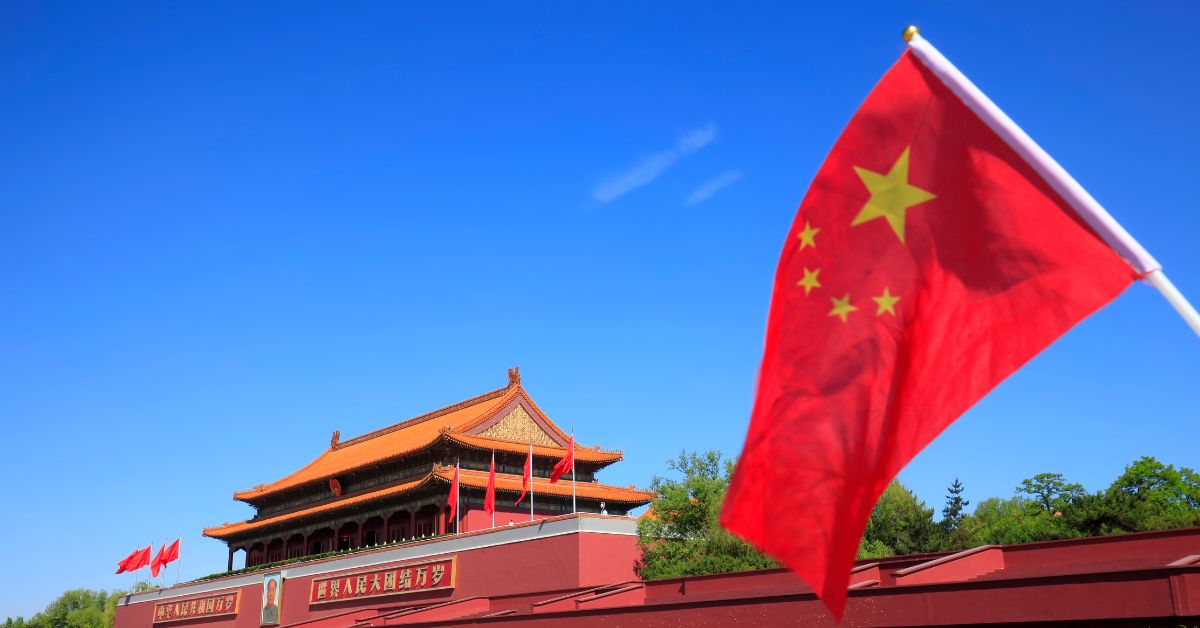 A imagem mostra a bandeira da China e um monumento turístico para representar a China e Sudeste Asiático