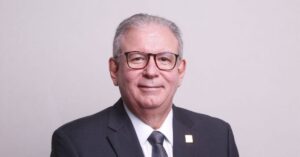 A imagem mostra o Ricardo Cavalcante, presidente da FIEC, homenageado do Troféu Carnaúba 2025