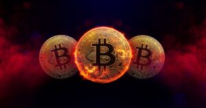 A imagem mostra moedas de Bitcoin para representar a alta do Bitcoin