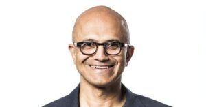 A imagem mostra Satya Nadella Presidente e Diretor Executivo da Microsoft para representar os executivos bilionários