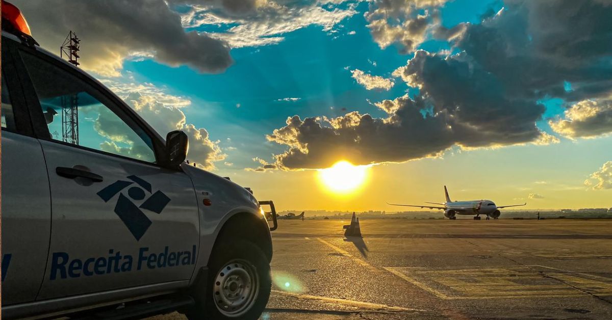 A imagem mostra uma camionete da Receita Federal para representar que a Receita Federal informa indisponibilidade