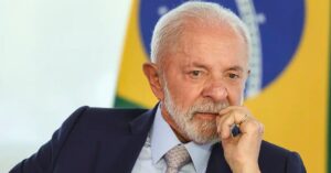 A imagem mostra o presidente Lula para representar que Lula assina isenção da conta de luz