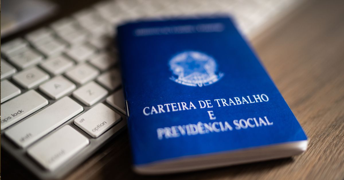 A imagem mostra uma carteira de trabalho para representar que o emprego estável e renda em alta afetam economia