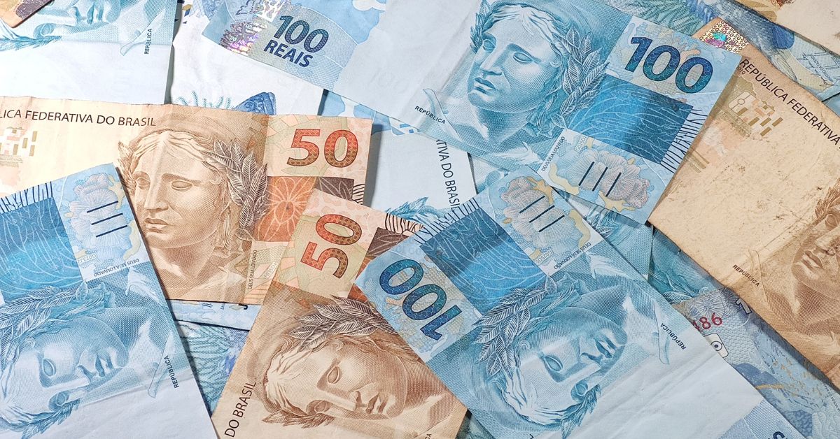A imagem mostra notas de real para representar o dinheiro esquecido no BC