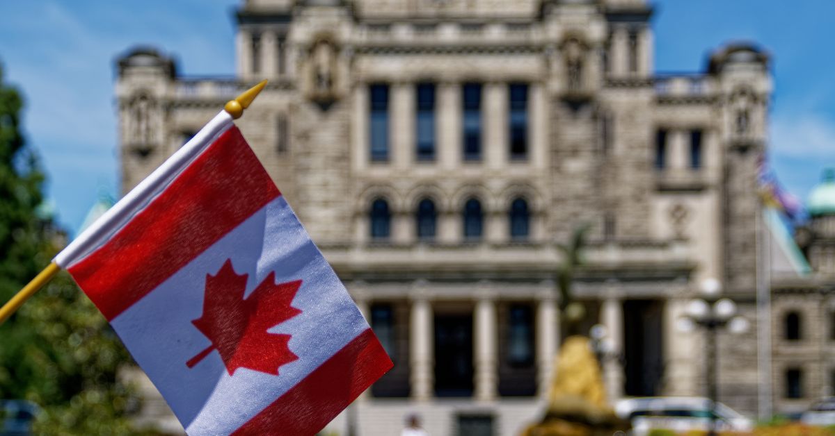 A imagem mostra a bandeira do Canadá para representar que o Canadá cortará impostos para classe média