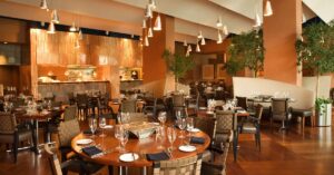 A imagem mostra um restaurante para representar que as vendas em bares e restaurantes caem