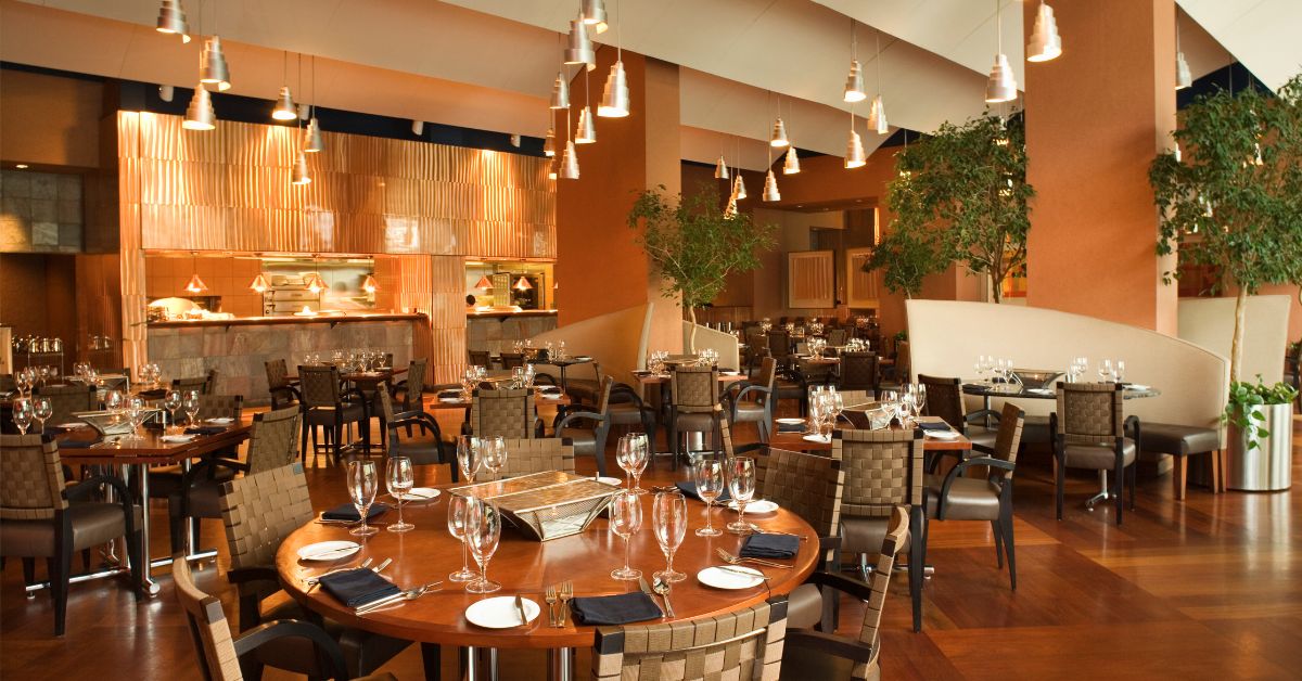 A imagem mostra um restaurante para representar que as vendas em bares e restaurantes caem