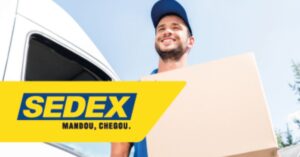 A imagem mostra um carteiro entregando encomendas para representar as Medidas de arrocho nos Correios