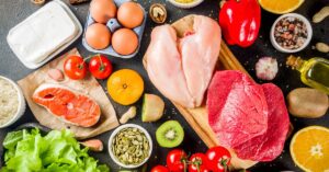 A imagem mostra vários alimentos para representar a inflação