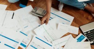 A imagem mostra várias contas para representar que a Dívida pública federal sobe