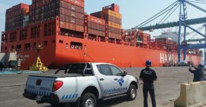 A imagem mostra carros da Receita Federal em uma operação para representar que a Justiça Federal condena técnico por sonegação