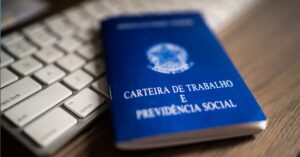 A imagem mostra uma carteira de trabalho para representar que o Brasil abre 257.528 vagas formais de trabalho