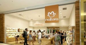 A imagem mostra uma loja da Natura para representar que a Natura vai demitir 25% da equipe da Avon International