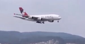 A imagem mostra o A380 para representar a