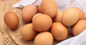 A imagem mostra ovos para representar que a dúzia de ovos sobe