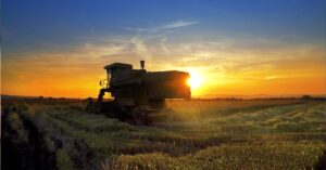 A imagem mostra uma máquina agrícola em uma lavoura para representar o PIB do 1º trimestre