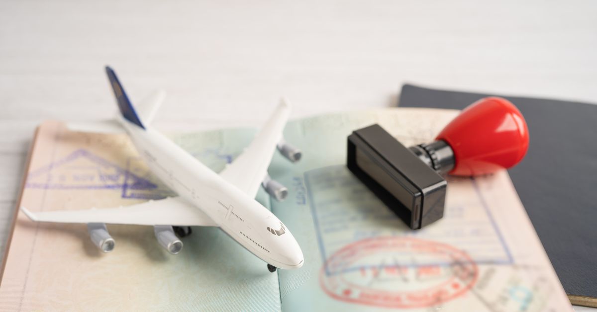 A imagem mostra uma aeronave e um passaporte carimbado para representar que empresas lucram com deportações