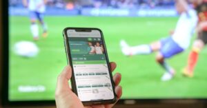 A imagem mostra uma pessoa jogando jogos de azar para representar a legalização de jogos de azar
