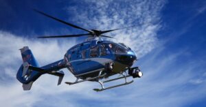A imagem mostra um helicóptero para representar que o Prefeito de SP vai vetar taxa sobre voos privados após aprovação de vereadores