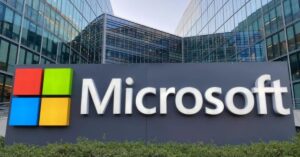 A imagem mostra uma placa com a logo da Microsoft para representar as demissões da Microsoft