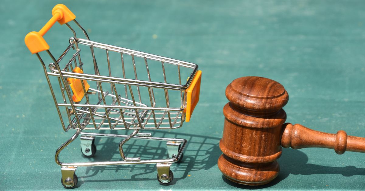 A imagem mostra um carrinho de supermercado vazio para representar que a confiança do consumidor dos EUA cai com tarifas e incertezas