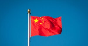 A imagem mostra a bandeira da China para representar os juros na China