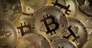 A imagem mostra bitcoins para representar que o Bitcoin pode substituir o dólar