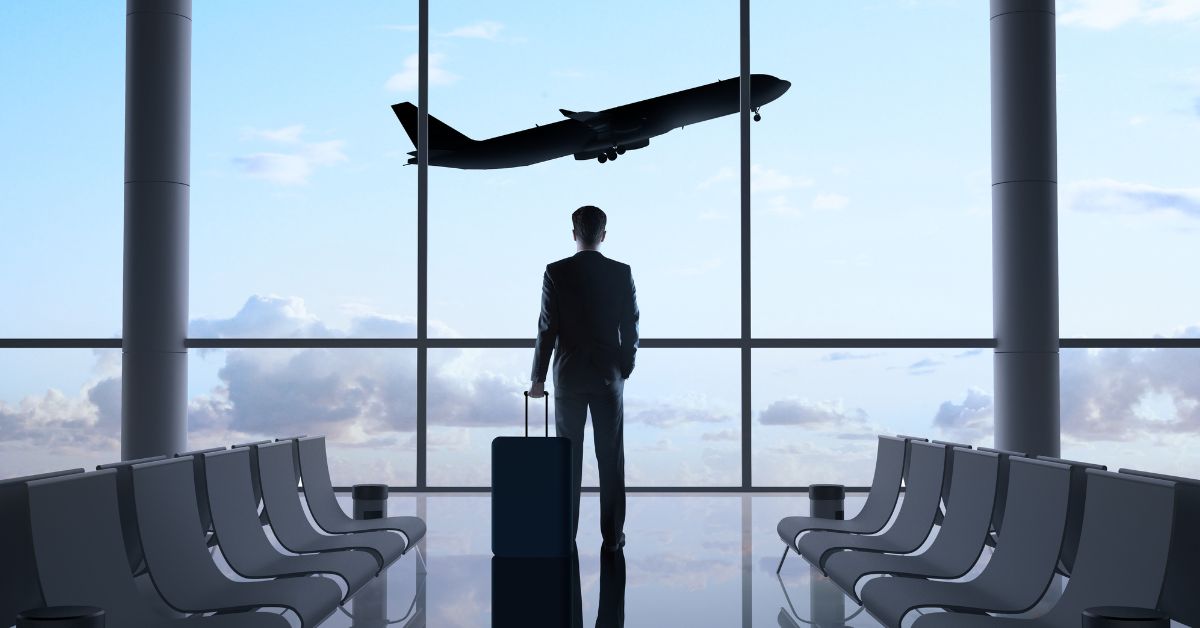 A imagem mostra um homem em um aeroporto para representar que as passagens aéreas caem 11,18%