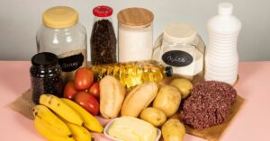 A imagem mostra alimentos da cesta básica ideal