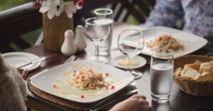 A imagem mostra uma mesa de restaurante para mostra quanto custa comer nos cinco melhores restaurantes do RJ e SP em 2025