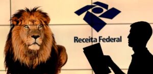 A imagem mostra o leão e o logo da Receita Federal para representar o Imposto de Renda.