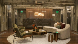 Recepção do Banco Pine com logotipo iluminado, representando o lucro do Banco Pine no 1T25, que alcançou R$ 73,5 milhões