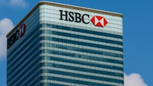 Fachada da sede global do HSBC em Londres, representando o lucro do HSBC no 1T25.