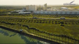 Unidade sustentável da M. Dias Branco, empresa listada no ISE B3, com destaque para paisagismo e compromisso ambiental