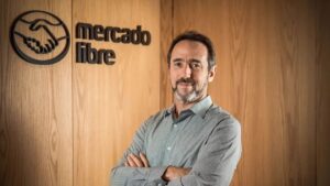 Após décadas no comando, Marcos Galperin deixa o cargo de CEO do Mercado Livre. Ariel Szarfsztejn assume e inicia nova fase na liderança da empresa.