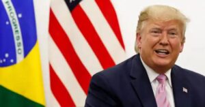 A imagem mostra o presidente dos EUA, Donald Trump para representar o orçamento do ano fiscal