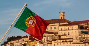 A imagem mostra a bandeira de Portugal para representar o PIB de Portugal