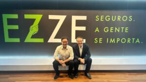 Parceria com a EZZE Seguros do Economic News Brasil: Jackson Pereira Jr. e Ivo Machado durante visita institucional em São Paulo.