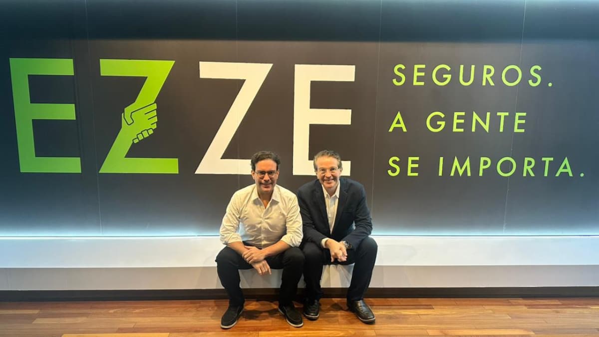 Parceria com a EZZE Seguros do Economic News Brasil: Jackson Pereira Jr. e Ivo Machado durante visita institucional em São Paulo.