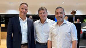 Ronald Koning, presidente da Mercedes-Benz no Brasil, ao lado de Luiz Teixeira, presidente do Grupo New, e Ronaldo Munhoz, diretor da Newsedan, em visita à concessionária em Fortaleza.
