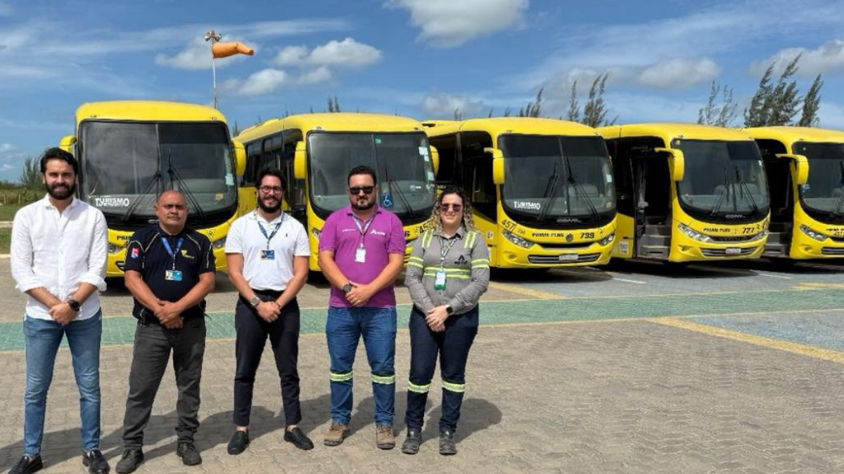 Equipe da Prime Plus com Cimento Apodi em frente à frota de ônibus utilizada no transporte de colaboradores em Quixeré.