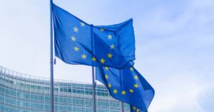 A imagem mostra bandeiras da União Europeia para representar as propostas comerciais da UE