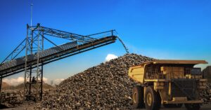 A imagem mostra uma mineradora para representar os Resultados 1T25 da CSN e CMIN