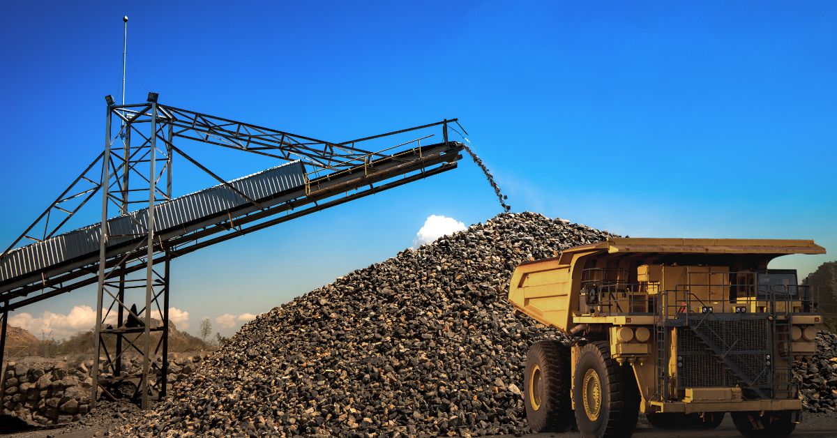 A imagem mostra uma mineradora para representar os Resultados 1T25 da CSN e CMIN