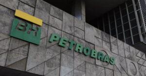 Gráfico mostra queda das ações da Petrobras com baixa no petróleo